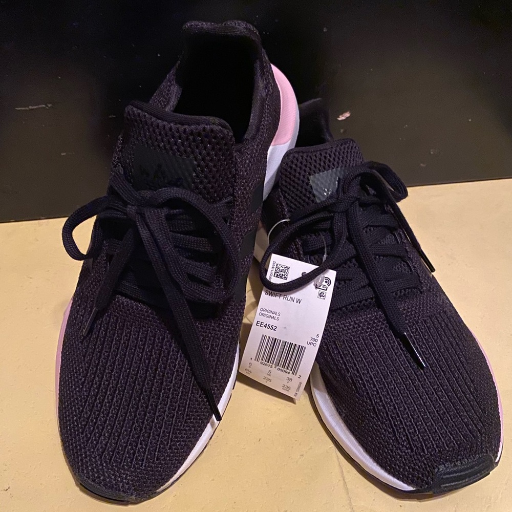 NEW ADIDAS SWIFT RUN SNEAKERS 👟 WOMEN SZ 6.5 🖤